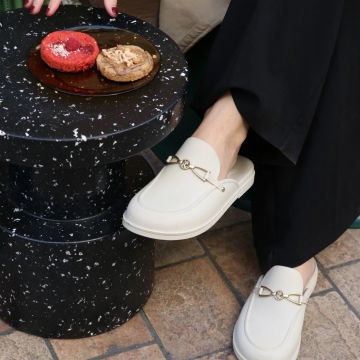 Vous prendrez bien un dessert et une paire de mules pour cet automne ? 🍪🤍 La version craie de notre modèle Campos est à tomber ! Sobre et chic, on adore la porter au quotidien car elle est 100% confort 🤩

🍪 by @lescookiesdelucas 

#cookies #mules #shoes