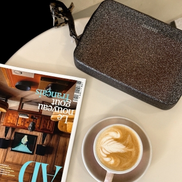 1 ou 2 ? Café ou matcha ? Dans les deux cas, jamais sans notre pochette Gisela ! 🤩Coffee or matcha ? Never without our Gisela clutch bag 🤩#coffee #matcha #clutchbag #coffeetime